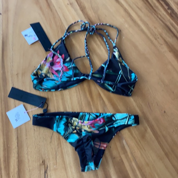 Stone Fox BNWT scrunch bum bikini with 2 styles - Picture 2 of 8